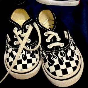 KIDS BLACK AND WHITE FIRE VANS. USED-GOOD CONDITION. SIZE 5.